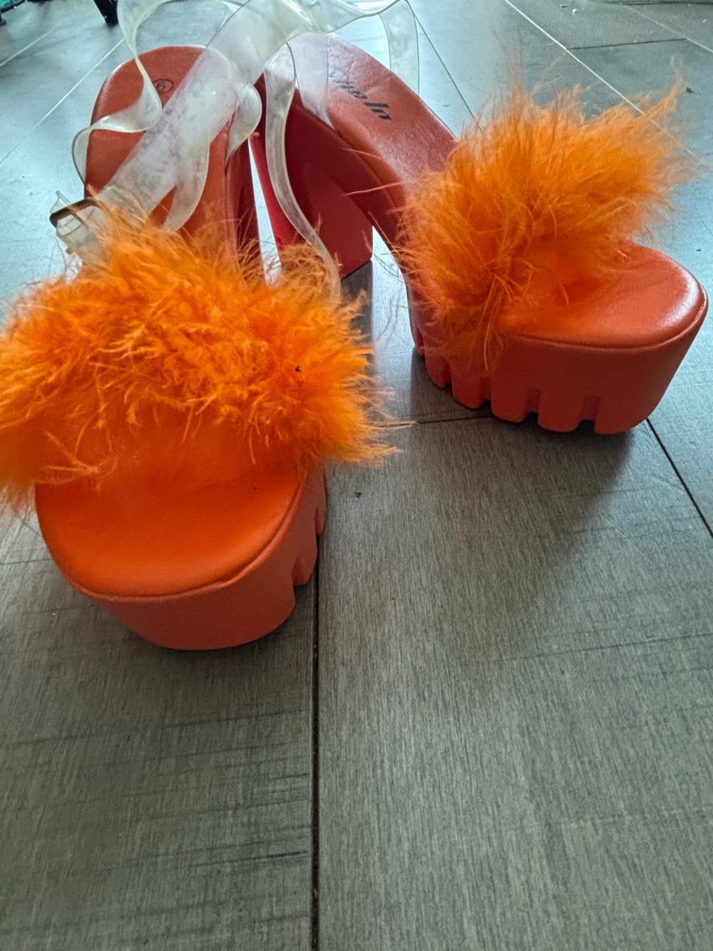 🌺5/$25🌺Feathered Heeled Sandals with Strappy Bands & Gold Buckle